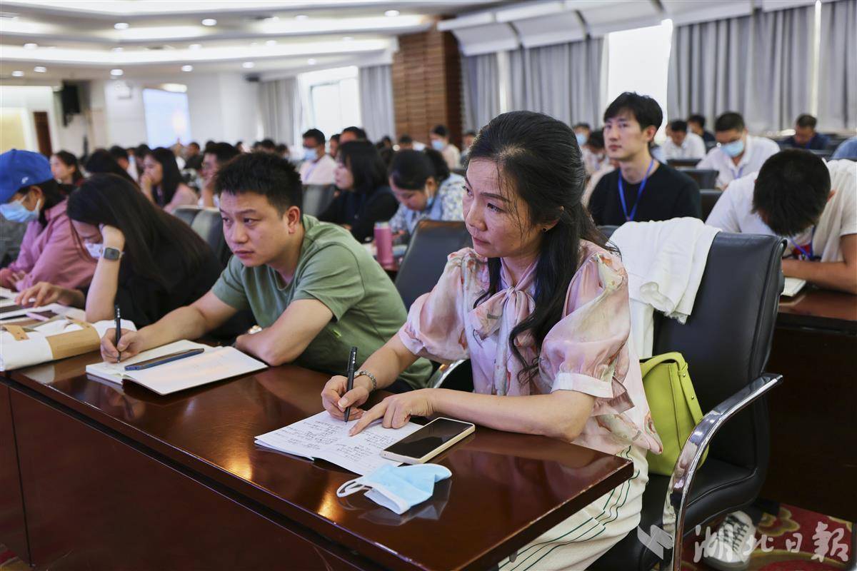 湖北日報(bào)傳媒集團(tuán)領(lǐng)導(dǎo)_湖北日報(bào)傳媒集團(tuán)要聞中心主任_湖北日報(bào)傳媒集團(tuán)領(lǐng)導(dǎo)班子成員